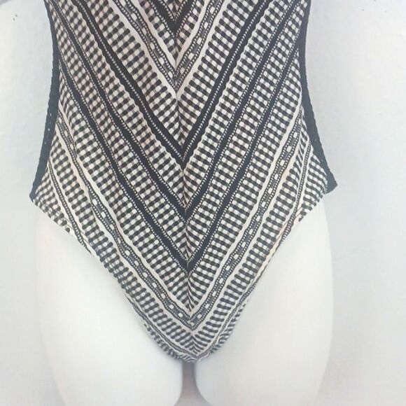 Robin Picone Avery black/ white with crochet details one piece swimsuit size 6 - Picture 5 of 12